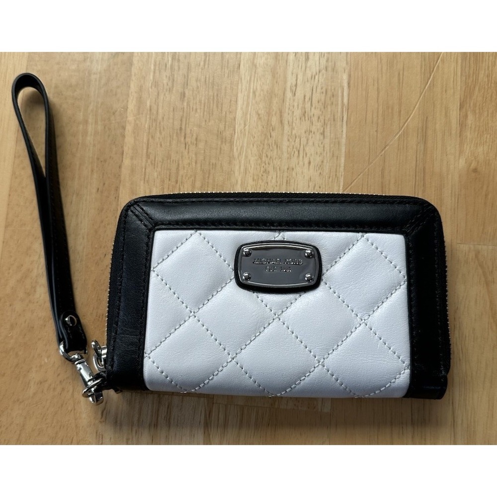 Michael Kors Wristlet Black/White Zip Wallet 4X6 Inches
